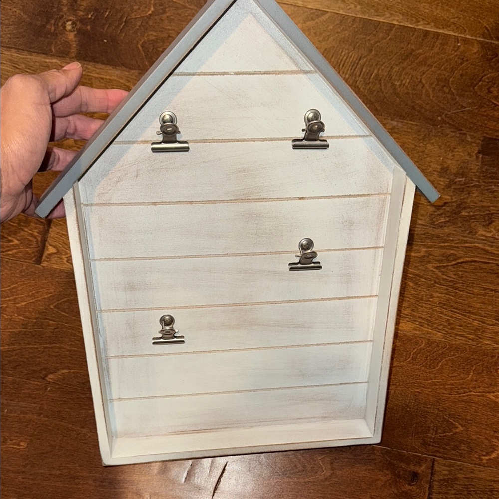 Gray and White House-Shaped Wall Organizer - Picture 3 of 7